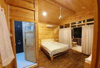 Riverland Resort & Lawn has Balcony rooms