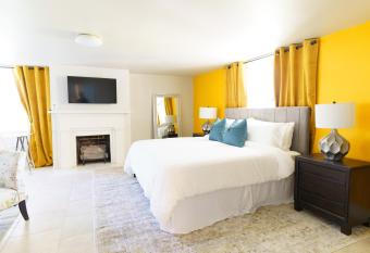 The Historical has Balcony rooms