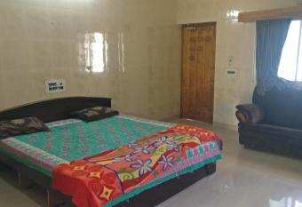 VVV SATHISH GUEST HOUSE has Smoking/Balcony rooms