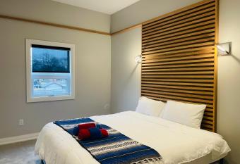 Deluxe King Room Near Horseshoe Fall has Balcony rooms