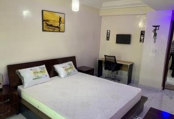 Luxueux condo aux Almadies allows 18 year olds to book a room