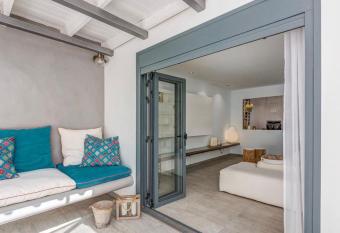 Villa Ulli has Balcony rooms