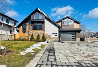 Contemporary Stay Near Horseshoe Fall has Balcony rooms