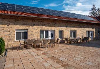 Andoravend  gh  z - Vill  ny allows 18 year olds to book a room