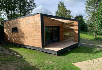 Le cabanon allows 18 year olds to book a room