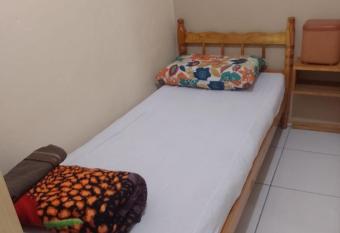 POUSADA ECONOMICA PORTO allows 18 year olds to book a room