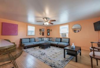 Insta-worthy and Cozy 2 BR perfect for Family and Group allows 18 year olds to book a room