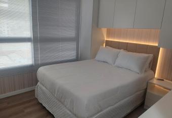 Apto St  dio   rea Central - Valor para 2 pessoas - Pr  x ao Batel! has Balcony rooms