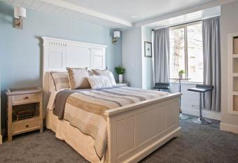 Unique Condo Perfect for Couple allows 18 year olds to book a room