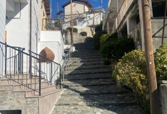 TheonikosHouse has Balcony rooms