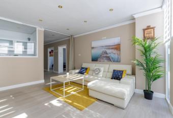 Apartamento con sol de paz allows 18 year olds to book a room