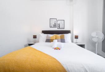 Spacious 2 Bedroom City Apartment - Free Parking allows 18 year olds to book a room