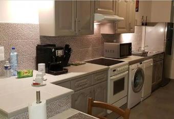 CHEZ NOUS -Parking gratuit et Wifi    Vierzon allows 18 year olds to book a room