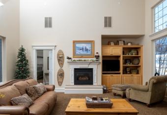 Family Getaway-Hot Tub, Ice Castles & Tubing HS home has Balcony rooms