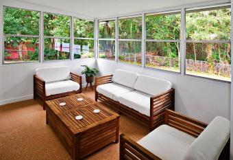 Fully equipped 2bd/1ba, 5 min from Silver Springs. has Balcony rooms