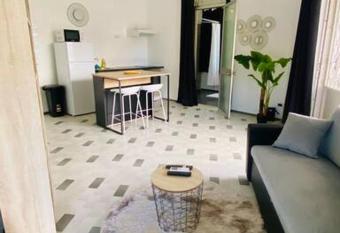 Urban Zen Appart Spacieux studio atypique avec bain a remous proche de tout has rooms with a private hot tub