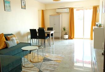 Sunnyside cozy sea view studio allows 18 year olds to book a room