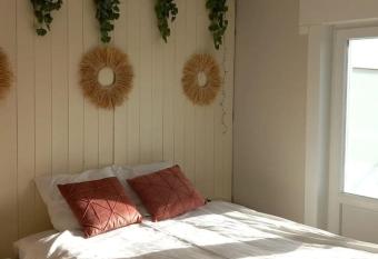 Studio face    la mer vue ville. has Balcony rooms