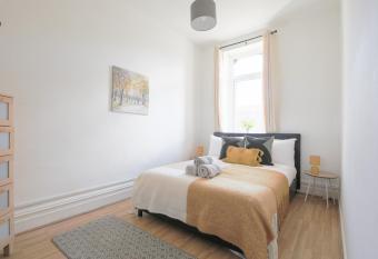 Central Cardiff One Bed Apartment with Electric Fire Place allows 18 year olds to book a room