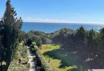 Beachfront Studio Socrates allows 18 year olds to book a room