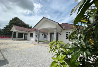 Rumah Tamu Zeha Muar Johor has Balcony rooms