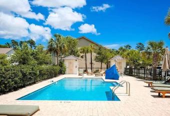 Vacay Villa allows 18 year olds to book a room