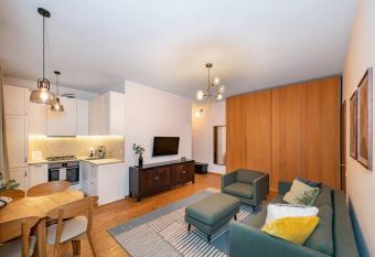 Family 2 BD Old Town Apartment by Hostlovers allows 18 year olds to book a room