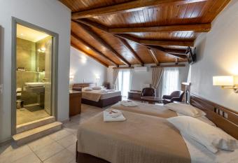 Parnassos Delphi Hotel has rooms with a private hot tub