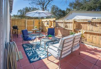 1 BR Quaint Beachy Bungalow allows 18 year olds to book a room