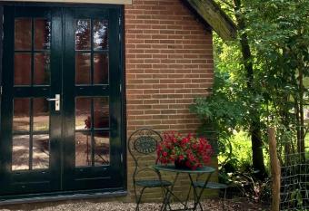 Bed and Breakfast Bakrust, met priv   sauna Putten allows 18 year olds to book a room