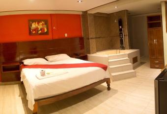 Suites Pucallpa has rooms with a private hot tub