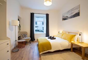 `isimi- Modern 2 bed Flat- Free Parking has Balcony rooms