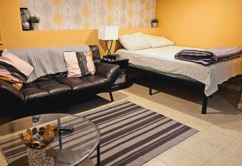 Queens apartment 5 mins from LaGuardia allows 18 year olds to book a room