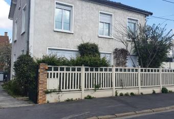 Maison le Diamant vert has Smoking/Balcony rooms