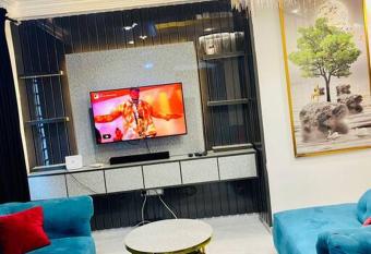 Unique 2 Bed with Netflix + Wi-Fi allows 18 year olds to book a room