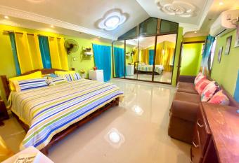 Villa del sur allows 18 year olds to book a room