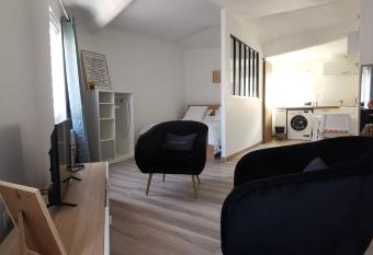 Nid douillet au c  ur du centre historique allows 18 year olds to book a room