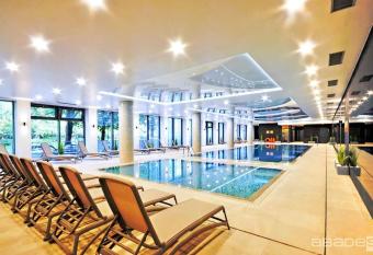 APARTAMENTY PORTOWE by NADMORSKIE TARASY A312 has rooms with a private hot tub