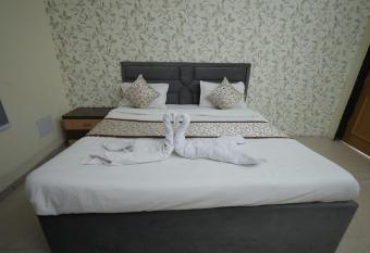 Hotel Mukund Dham-Near Mathura Railway Station has Balcony rooms