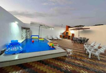 Casa vacacional con piscina y zona de parrilla, junto al mar. has Balcony rooms