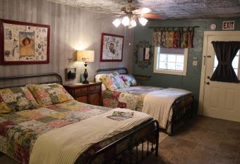 Beautiful Group Suite Closest to Trade Days w/WIFI allows 18 year olds to book a room