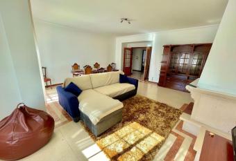 Entroncamento junto a Esta    o! has Balcony rooms