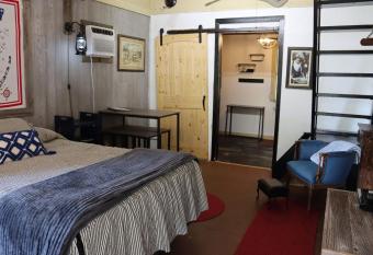 Acorn Hideaway Gold Panner Bunkhouse King Bed allows 18 year olds to book a room