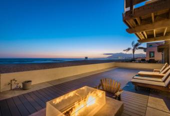 Luxury Modern Designer Beach House on Sand w/ Pool has Balcony rooms