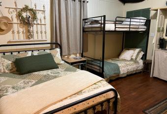 Unwind at Green Gables Suite - 5 Min to Trade Days has Balcony rooms