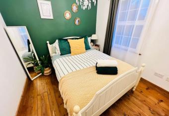 Cosy Cottage in Central Reading Free Parking & Fast Wifi allows 18 year olds to book a room