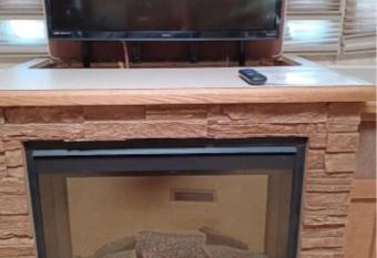 Cozy 1 bedroom with fireplace (Rv)1 allows 18 year olds to book a room