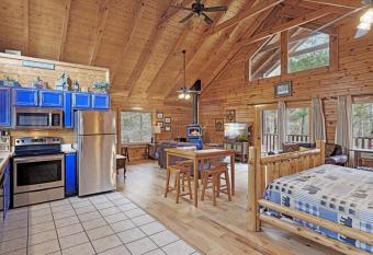 Love Me Tender Studio Cabin has rooms with a private hot tub