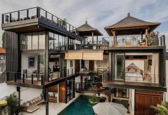 Luxury villa with Rooftop in Umalas has rooms with a private hot tub
