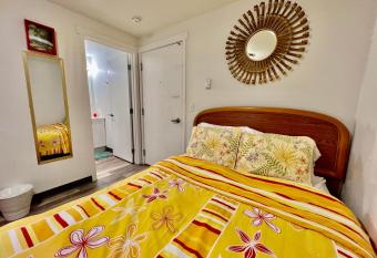 Studio Apartment 10 Minutes Walk to University of Washington allows 18 year olds to book a room